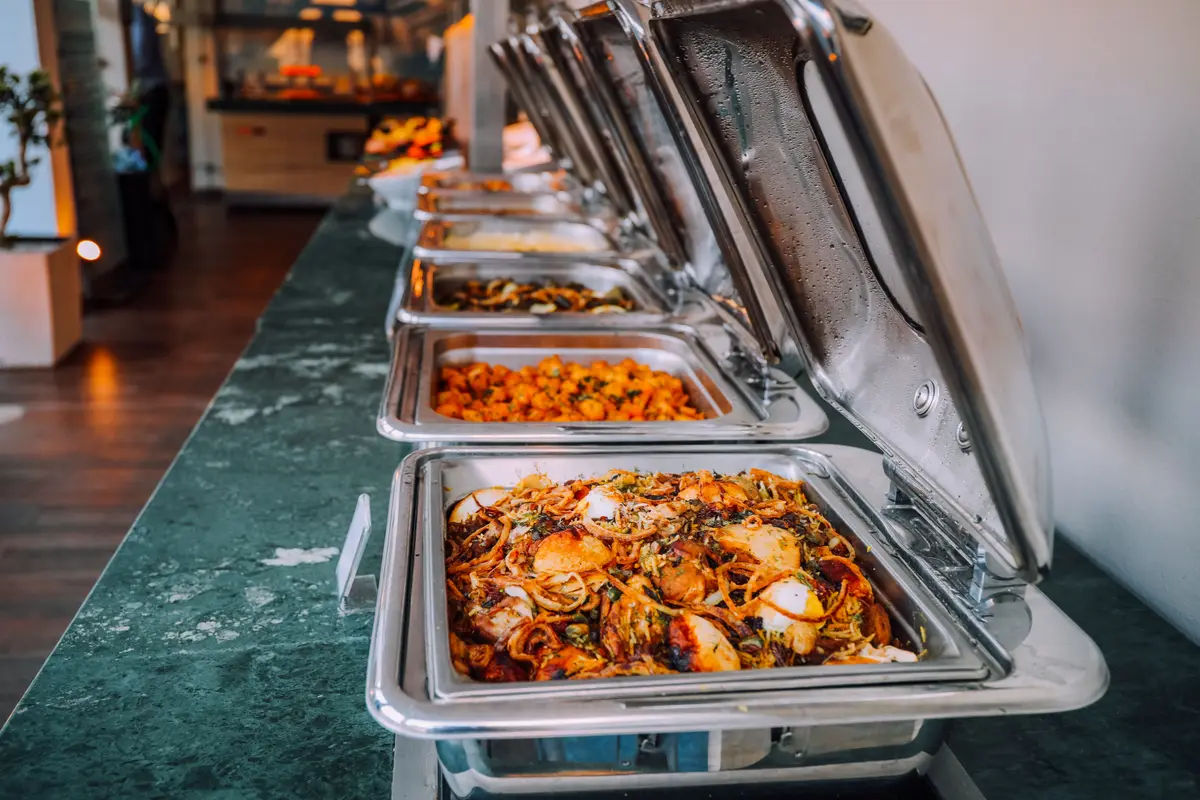 Speisen in Chafing Dishes auf einem Buffet