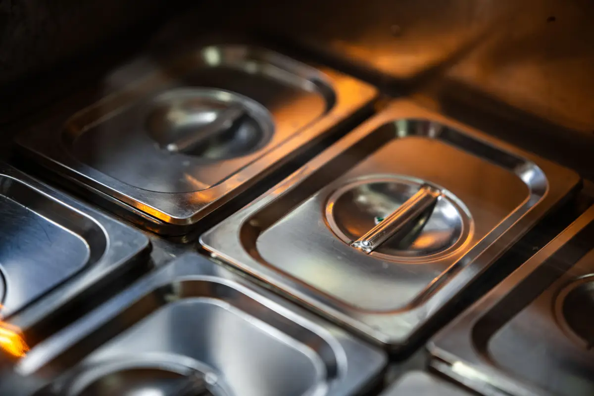 Gestapelte Edelstahl-Gastronorm-Behälter in einer professionellen Küche