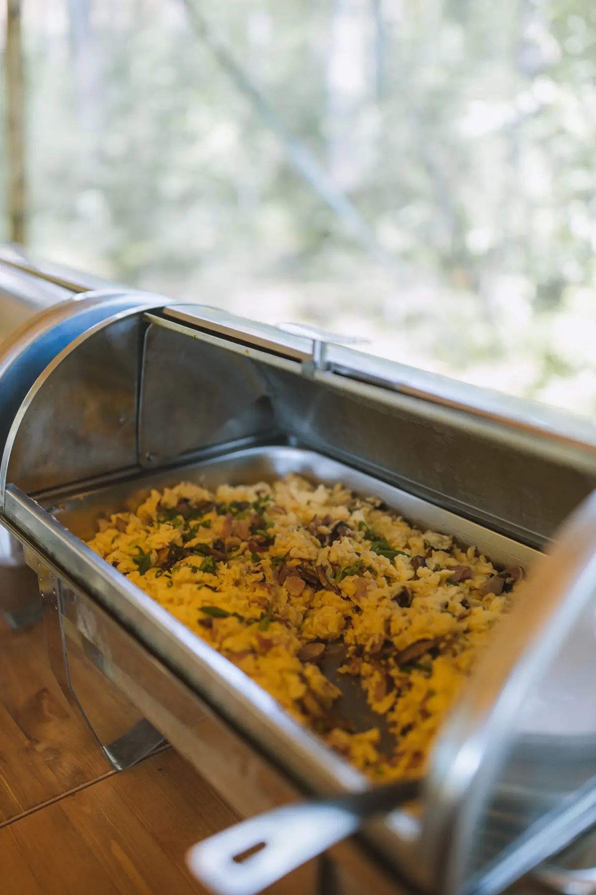 Speisen in einem Edelstahl-Gastronorm-Behälter am Buffet