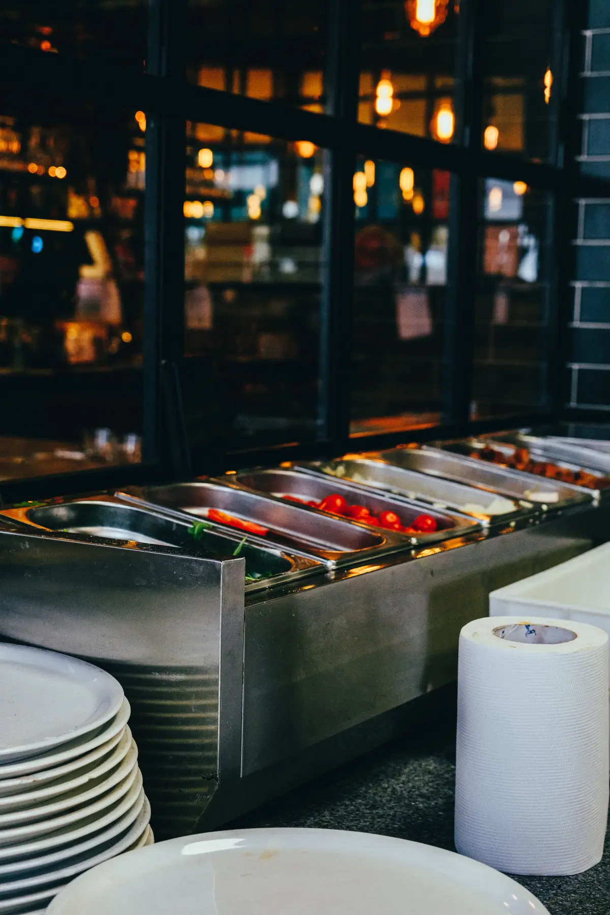 Buffet-Aufbau mit Edelstahl-Gastronorm-Behältern