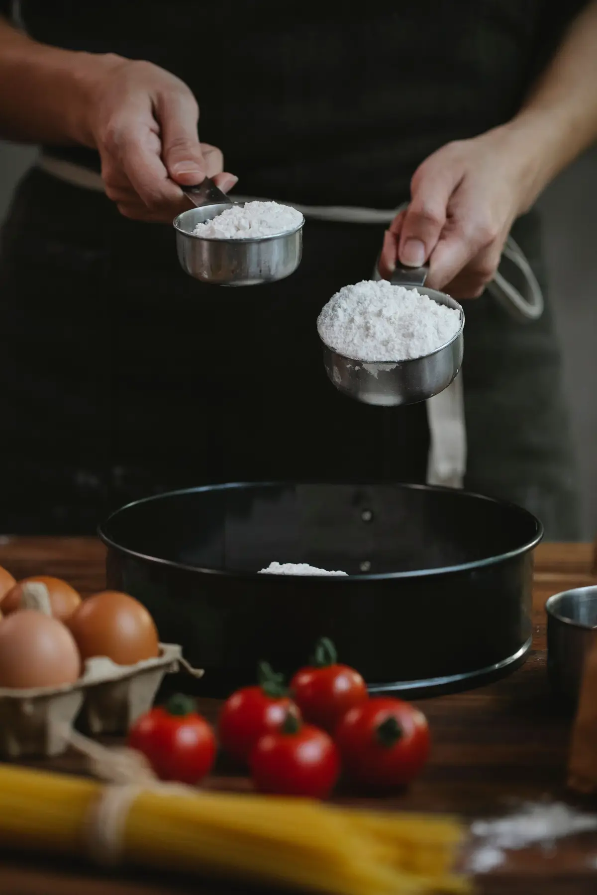 Koch bei der Zubereitung an der Arbeitsfläche