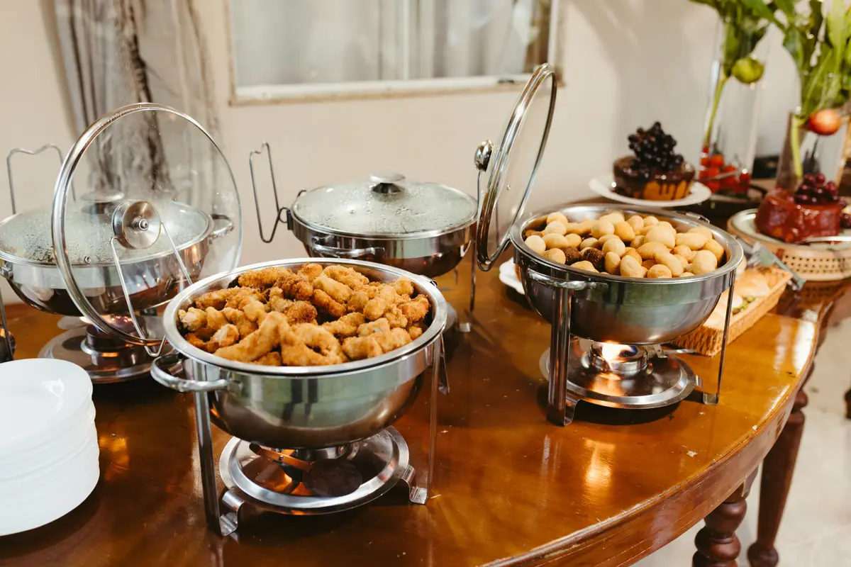 Buffet mit verschiedenen Speisen bei einer Veranstaltung